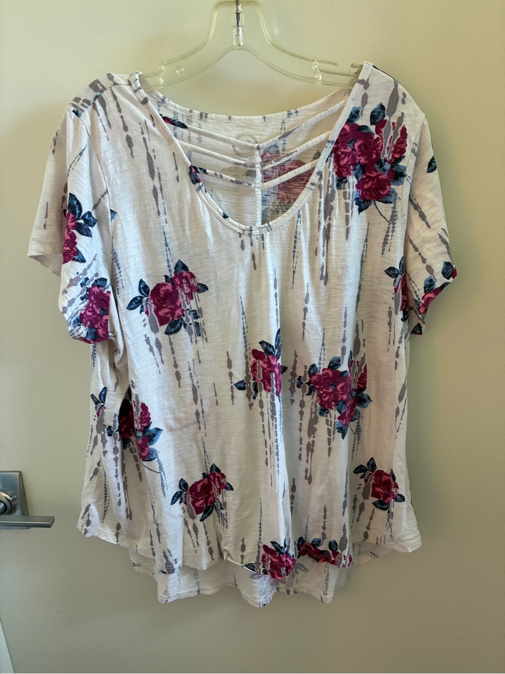 Maurices White Short Sleeve V-Neck Top with Magenta Floral Print